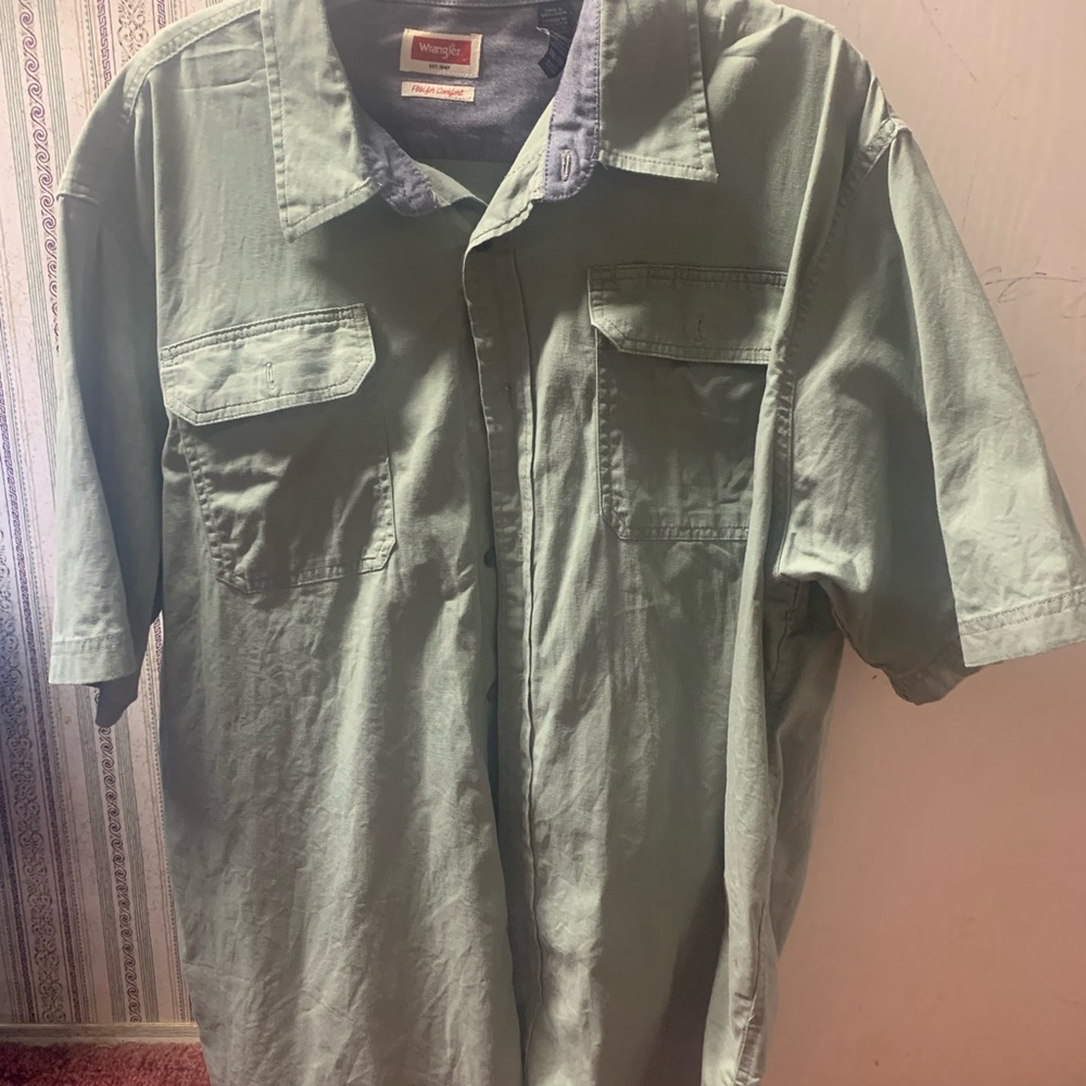 Men’s Wrangler button down shirt. 2XL. Light green color. In good condition.